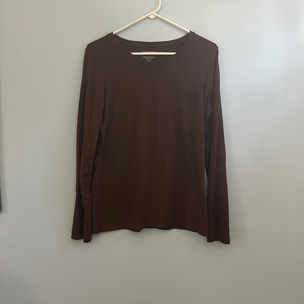 Tahari crewneck long sleeve t-shirt